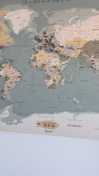 מפת עולם משפחתית ננעצת